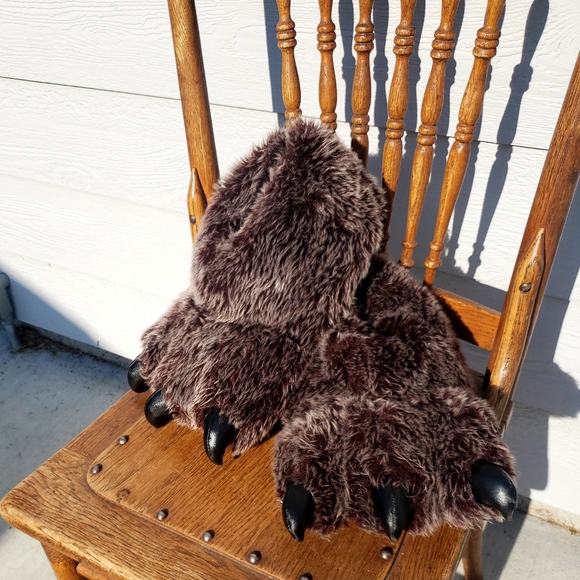 Fuzzy monster kid slippers size S/ M great condition - Picture 6 of 7